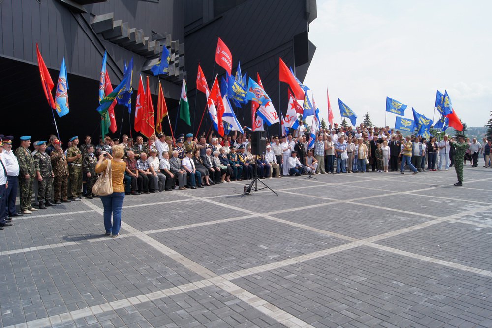 11 июня 2011 г. в Донецке у мемориала 